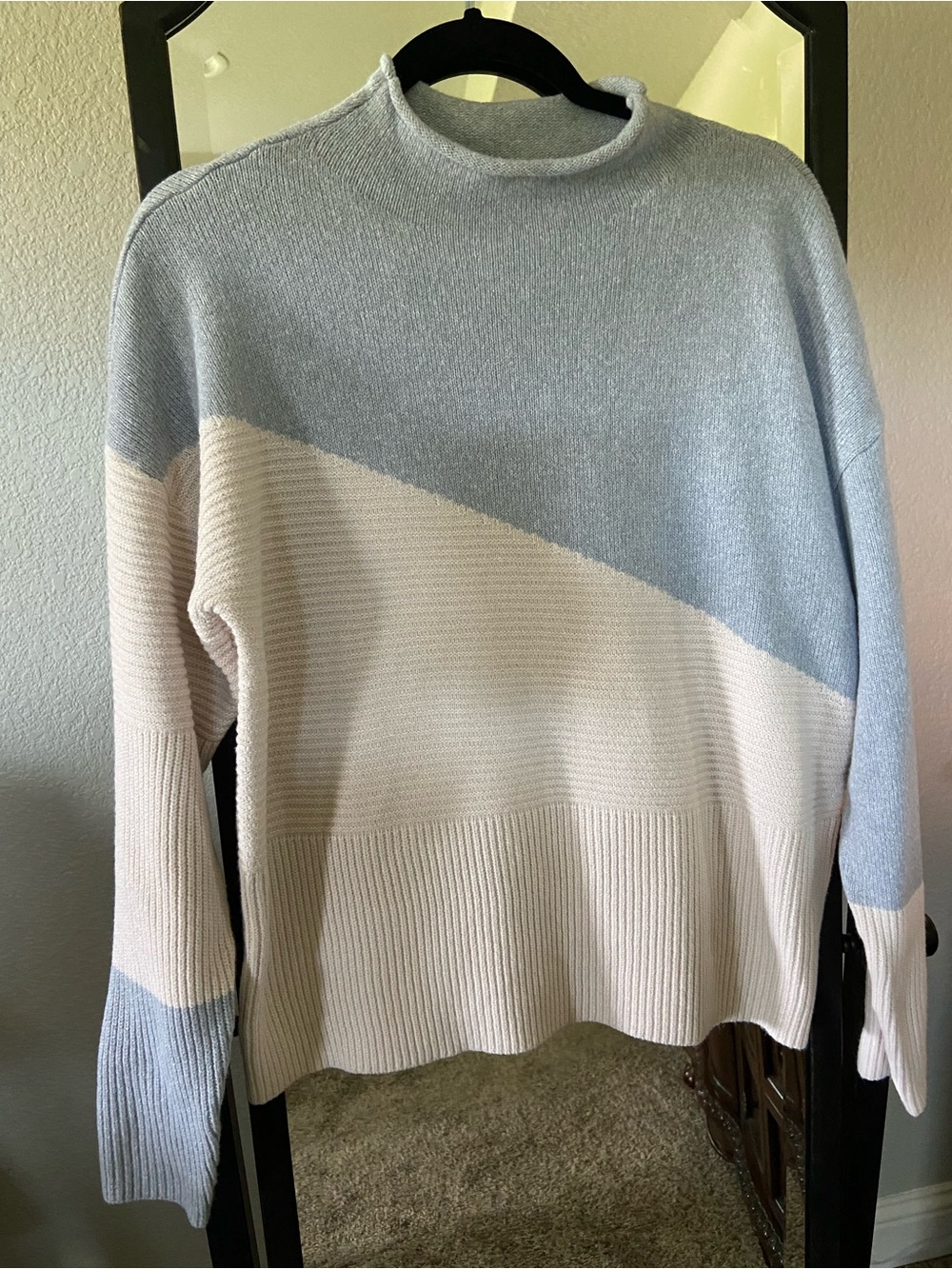 Colorblock Mock-Neck Pullover Sweater in Light Blue & Cream